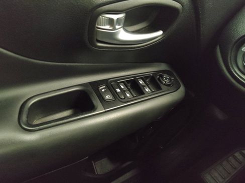 Used 2020 Jeep Renegade Altitude FWD image 27