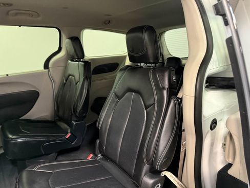 Used 2024 Chrysler Pacifica Touring-L image 49
