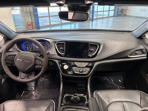 Used 2025 Chrysler Pacifica Limited image 35