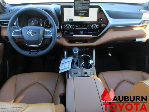 New 2026 Toyota Highlander Platinum image 10