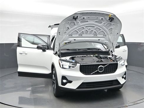 Used 2024 Volvo XC40 B5 Plus image 2