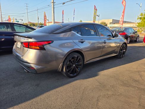 Used 2022 Nissan Altima 2.5 SR w/ Midnight Edition Package FWD image 4