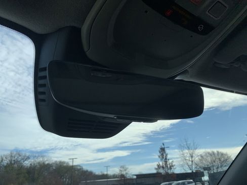 Used 2025 Volvo XC40 B5 Plus image 27