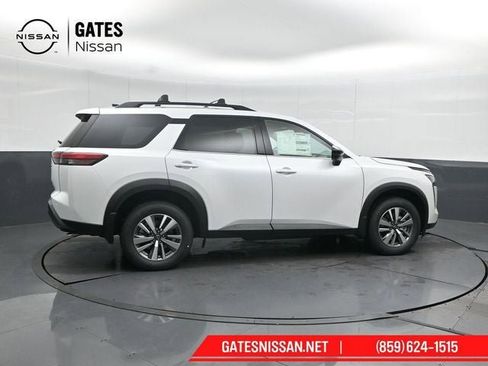 New 2026 Nissan Pathfinder SL image 3