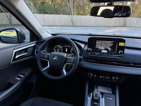 New 2025 Mitsubishi Outlander SE image 24