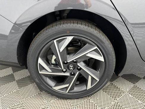 New 2025 Hyundai Elantra Limited image 18