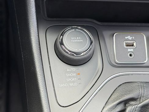 Used 2022 Jeep Cherokee Latitude w/ Sun & Sound Group AWD/4WD image 13