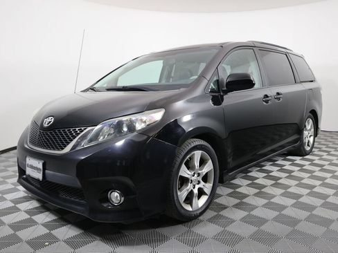 Used 2012 Toyota Sienna SE FWD image 5
