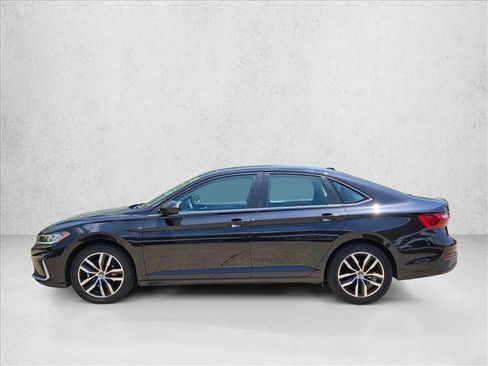 Used 2025 Volkswagen Jetta SE FWD image 9