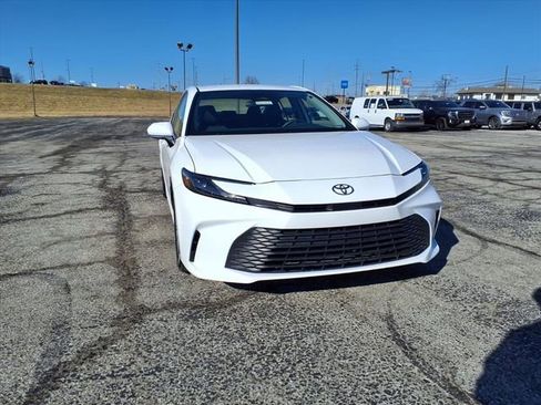 Used 2025 Toyota Camry LE image 3