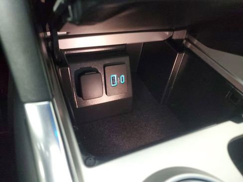 Used 2023 Ford Explorer Platinum w/ Technology Package image 31