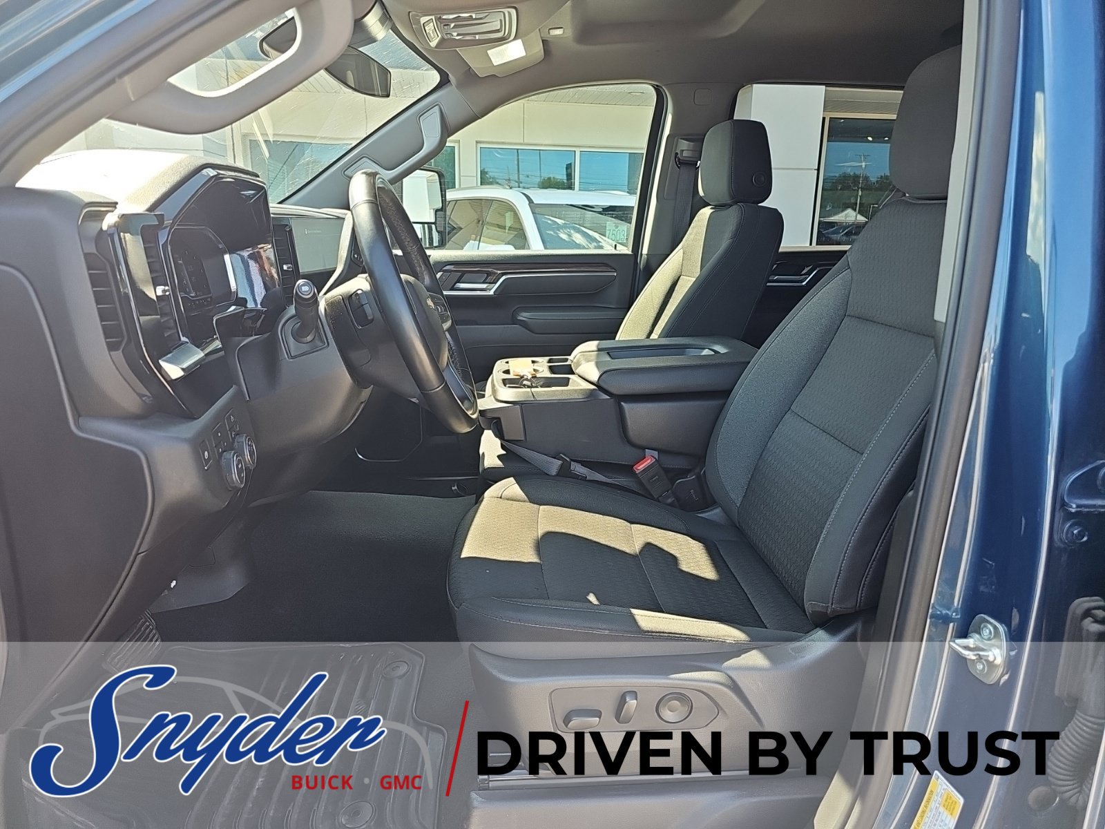 Used 2025 Chevrolet Silverado 2500 LT w/ Convenience Package AWD/4WD image 9