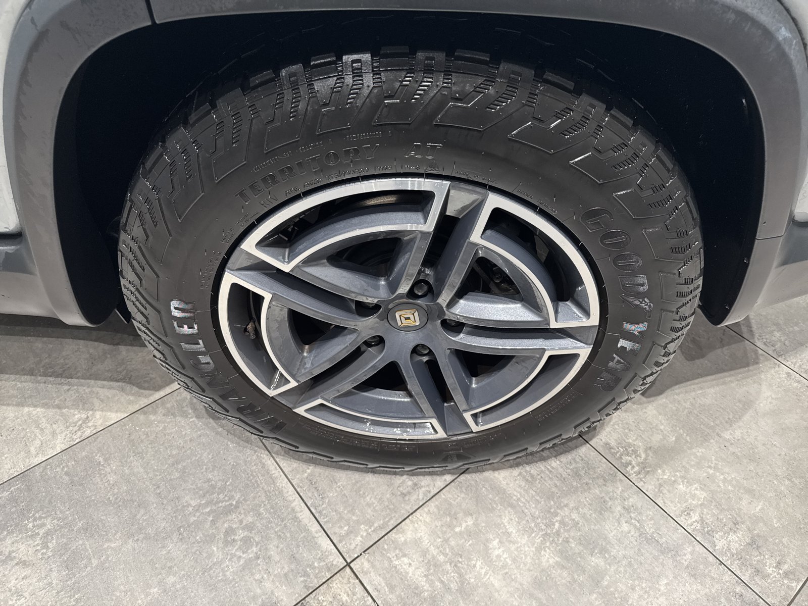 Used 2025 Rivian R1S Adventure Dual AWD/4WD image 12