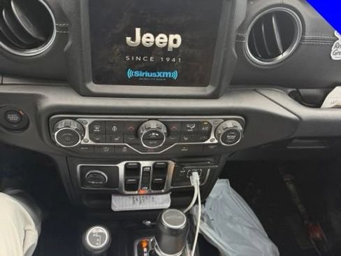 Used 2022 Jeep Gladiator Overland AWD/4WD image 6