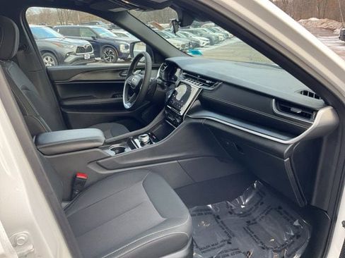 Used 2025 Jeep Grand Cherokee Laredo X image 12