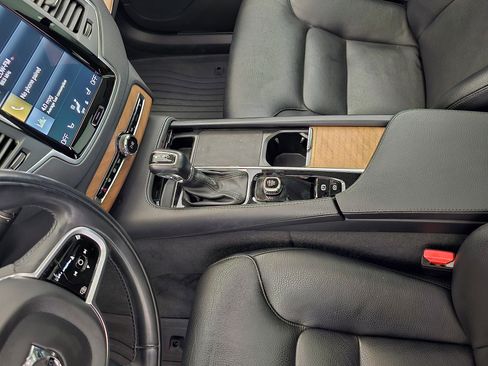 Certified 2022 Volvo XC90 T6 Momentum w/ Climate Package image 23