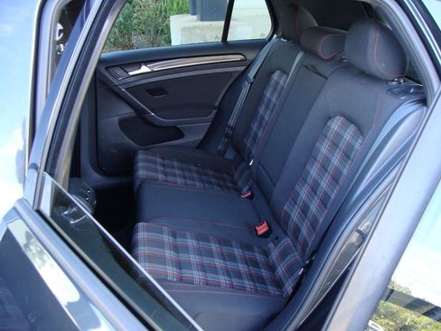 Used 2017 Volkswagen Golf S image 8