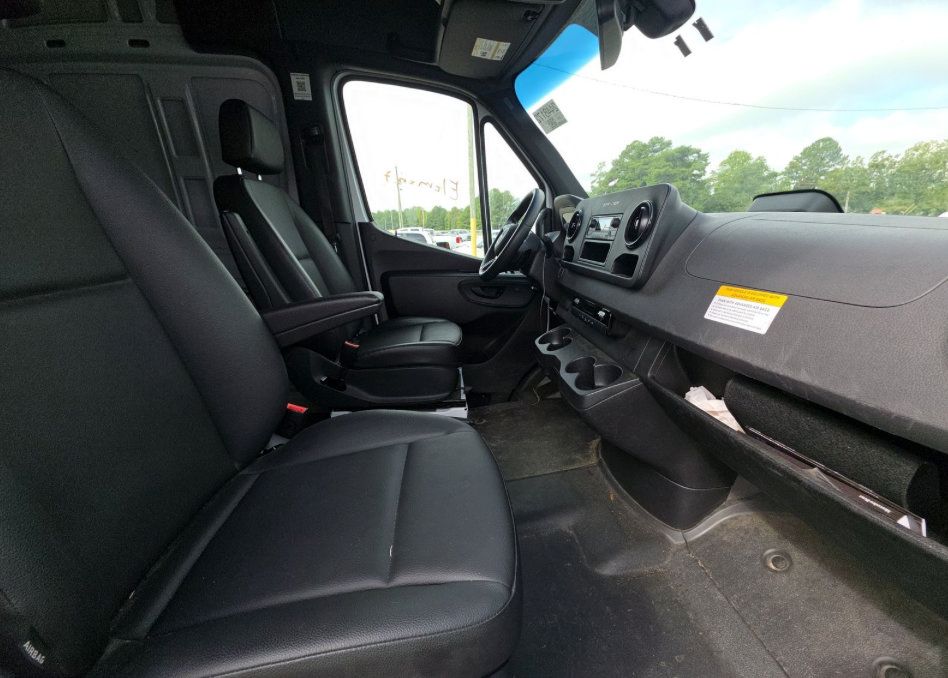 Used 2025 Mercedes-Benz Sprinter 2500 image 11