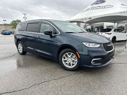 Used 2025 Chrysler Pacifica Select
