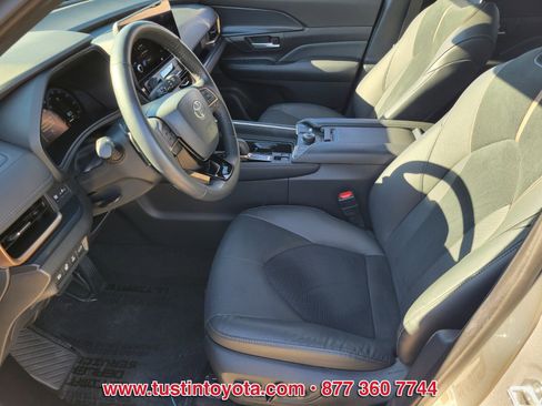 Used 2024 Toyota Grand Highlander image 10