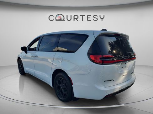 Used 2023 Chrysler Pacifica Touring-L w/ Uconnect Theater Family Group FWD image 2