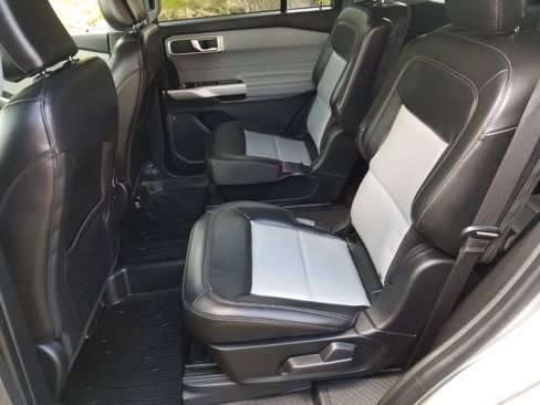 Used 2022 Ford Explorer XLT w/ Equipment Group 202A AWD/4WD image 15