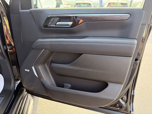 Used 2025 Chevrolet Tahoe Premier RWD image 14