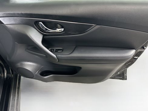 Used 2018 Nissan Rogue SV image 30