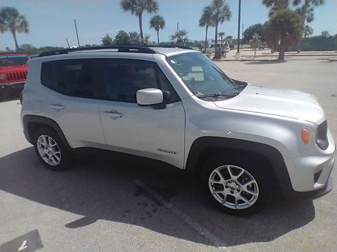Used 2020 Jeep Renegade Latitude w/ Cold Weather Group image 4