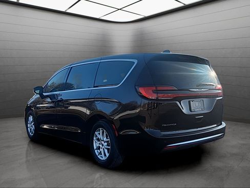 Used 2025 Chrysler Pacifica Select image 3