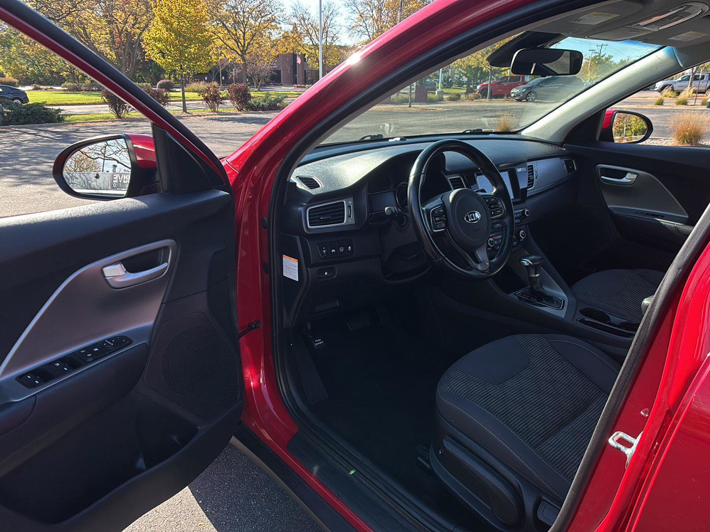 Used 2018 Kia Niro LX FWD image 2