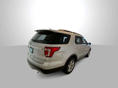 Used 2016 Ford Explorer XLT image 8