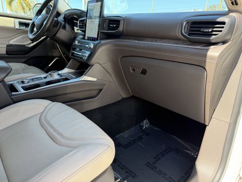 Used 2020 Ford Explorer Platinum w/ Premium Technology Package image 12