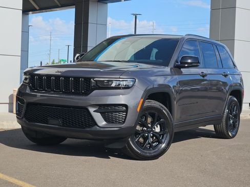 Used 2024 Jeep Grand Cherokee Altitude AWD/4WD image 4