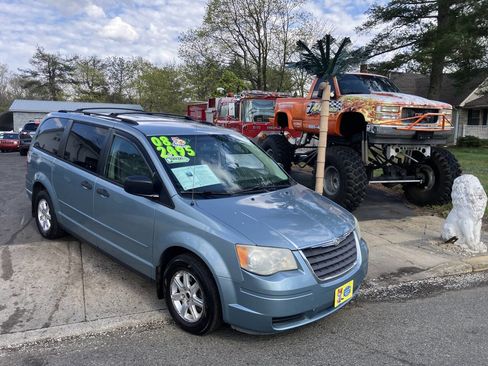 Used 2008 Chrysler Town & Country LX image 2
