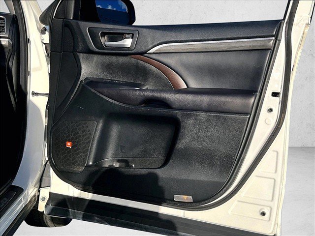 Used 2017 Toyota Highlander Limited FWD image 19