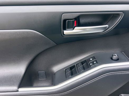 Certified 2024 Toyota Highlander XSE image 13