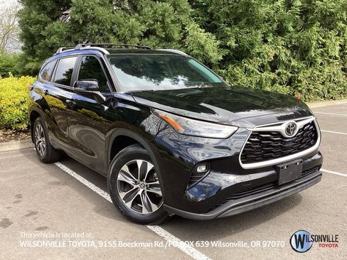 Used 2023 Toyota Highlander XLE AWD/4WD image 1