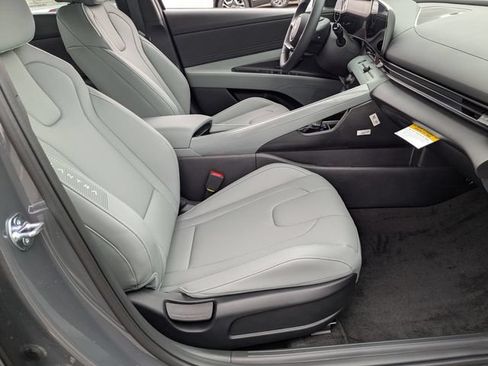 Used 2025 Hyundai Elantra Limited FWD image 25