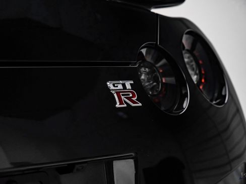 Used 2013 Nissan GT-R Premium image 32