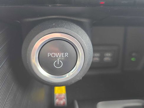 Used 2023 Toyota Venza XLE image 32