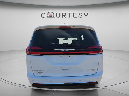 Certified 2022 Chrysler Pacifica Limited w/ Uconnect Theater Family Group image 5