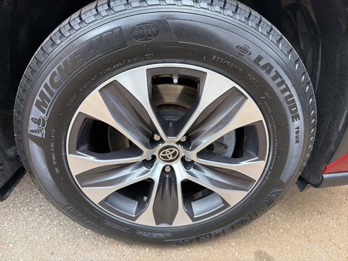 Used 2020 Toyota Highlander XLE AWD/4WD image 37