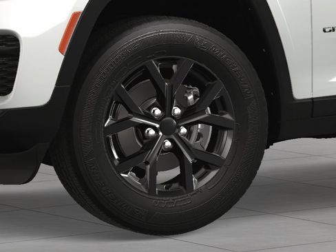 New 2025 Jeep Grand Cherokee Altitude image 11