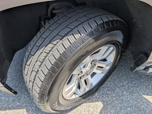 Used 2018 Chevrolet Suburban LS RWD image 21