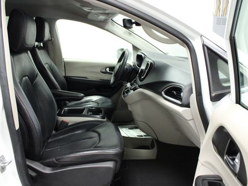 Used 2022 Chrysler Pacifica Touring-L FWD image 17