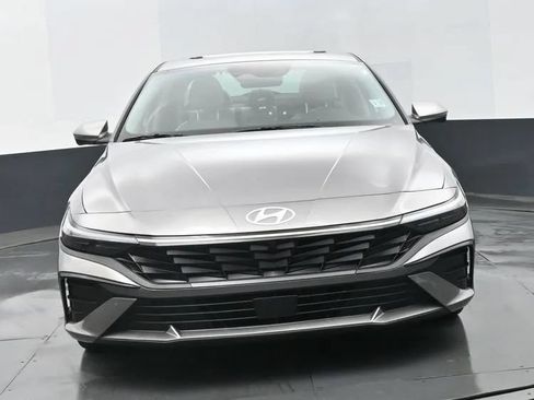 Used 2024 Hyundai Elantra Limited FWD image 3