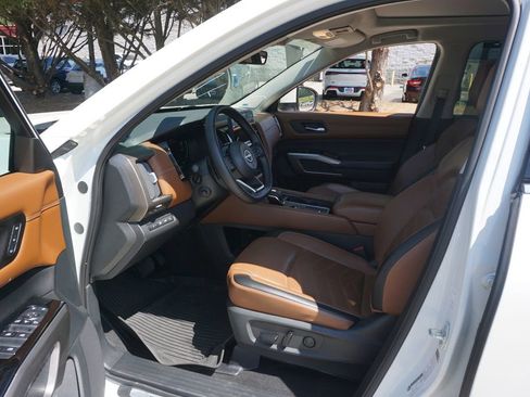 Used 2023 Nissan Pathfinder Platinum FWD image 2