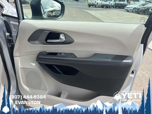 Used 2023 Chrysler Pacifica Touring-L FWD image 11