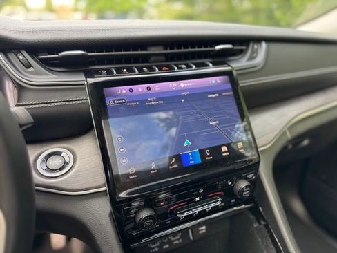 Used 2022 Jeep Grand Cherokee Limited image 16